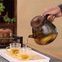 Tetera de Vidrio Estriada con Mango de Nogal Elegante