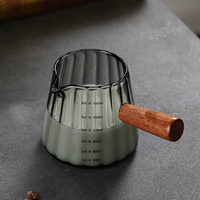 Taza medidora de vidrio para espresso de 180 ml con mango de madera