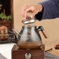 Tetera de Vidrio Estriada con Mango de Nogal Elegante