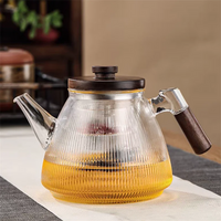 Tetera de Vidrio Estriada con Mango de Nogal Elegante