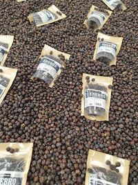 Bayas de enebro para adobar carnes