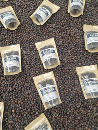 Bayas secas de enebro para adobos