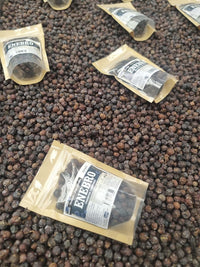 Bayas de enebro para adobos e infusiones