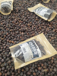 Bayas secas de enebro para uso culinario