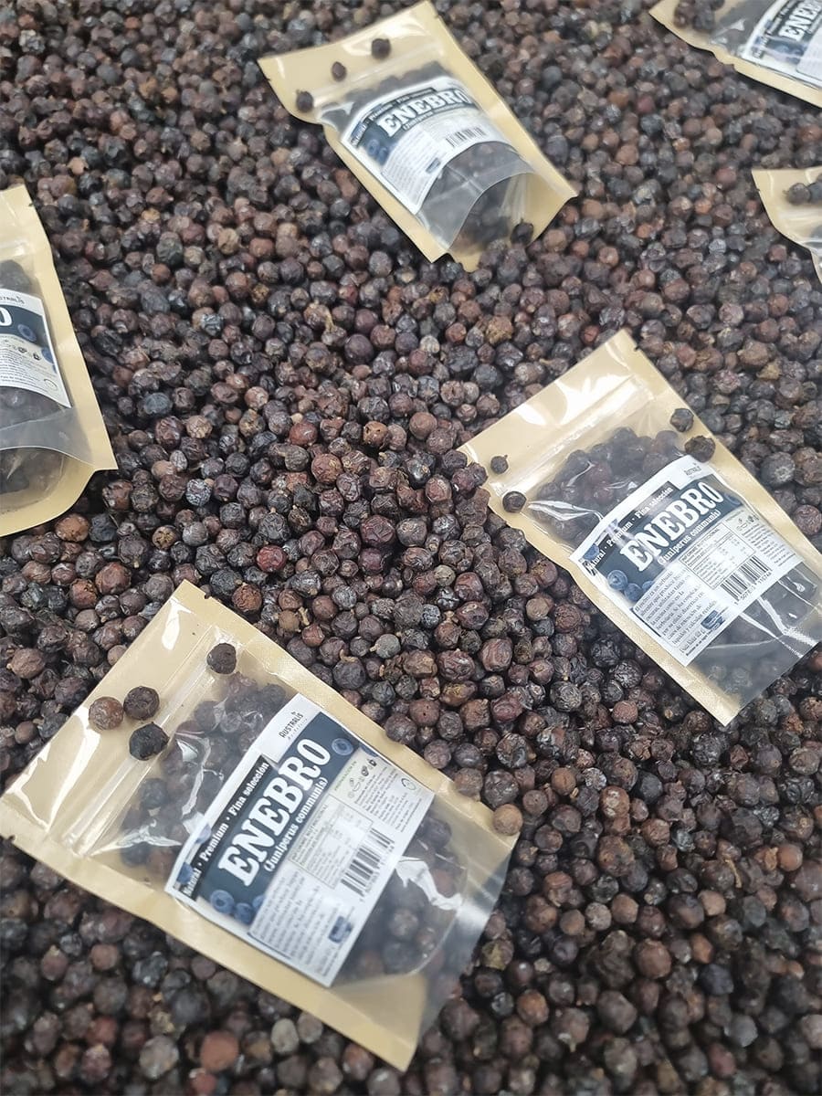 Bayas secas de enebro para marinados y adobos
