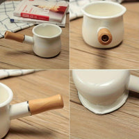 Mini olla esmaltada blanca estilo retro con mango de madera