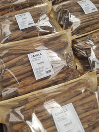 Ramas secas de canela de textura firme y quebradiza