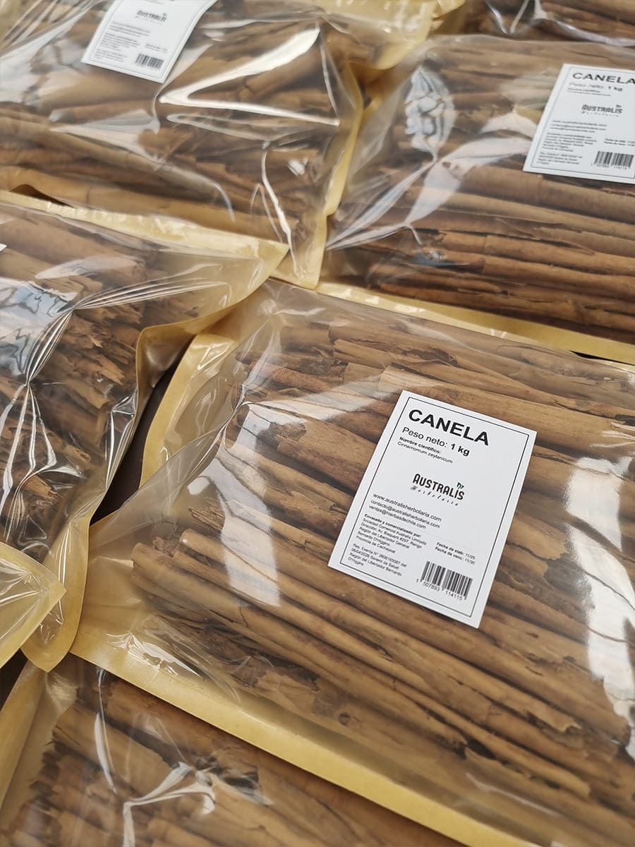 Canela en rama natural con corteza enrollada