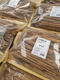 Canela en rama natural con corteza enrollada