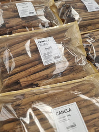 Canela entera en trozos largos de corteza aromática