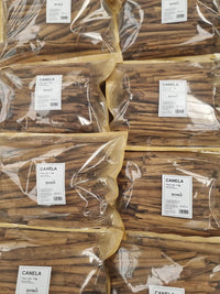 Ramas de canela secas con aroma dulce y especiado