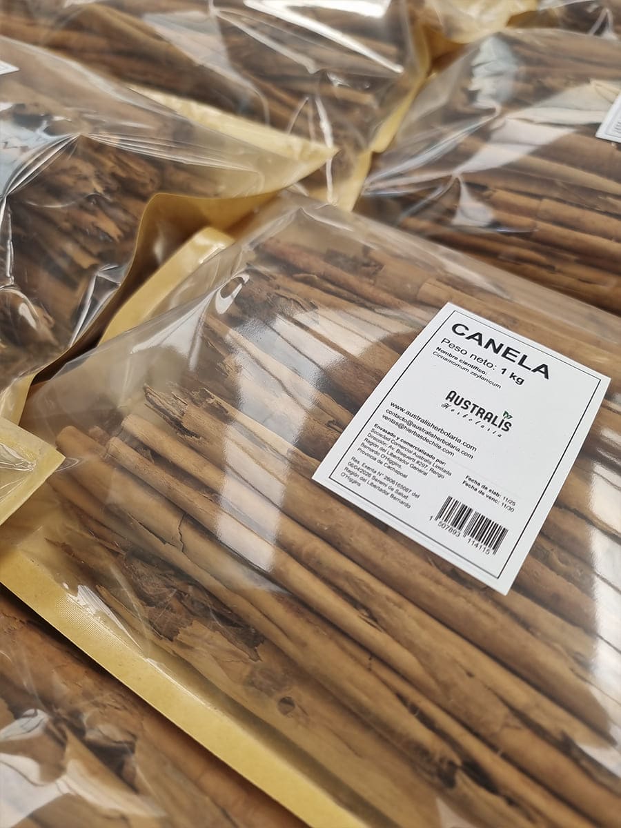 Corteza de canela seca enrollada en ramas