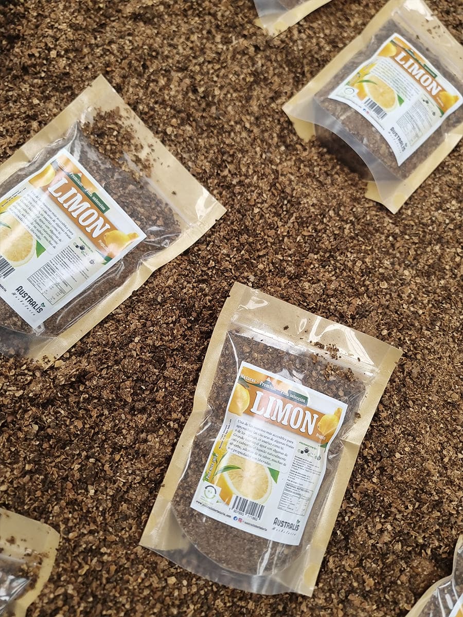 Cáscara seca de limón Citrus limón en pequeños trozos