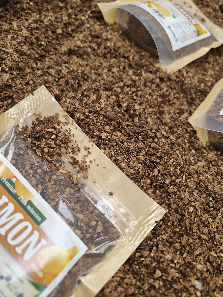 Trozos de cáscara de limón deshidratada para infusión cítrica