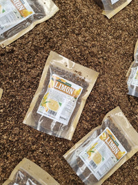 Cáscara de limón deshidratada en trozos pequeños para infusionar