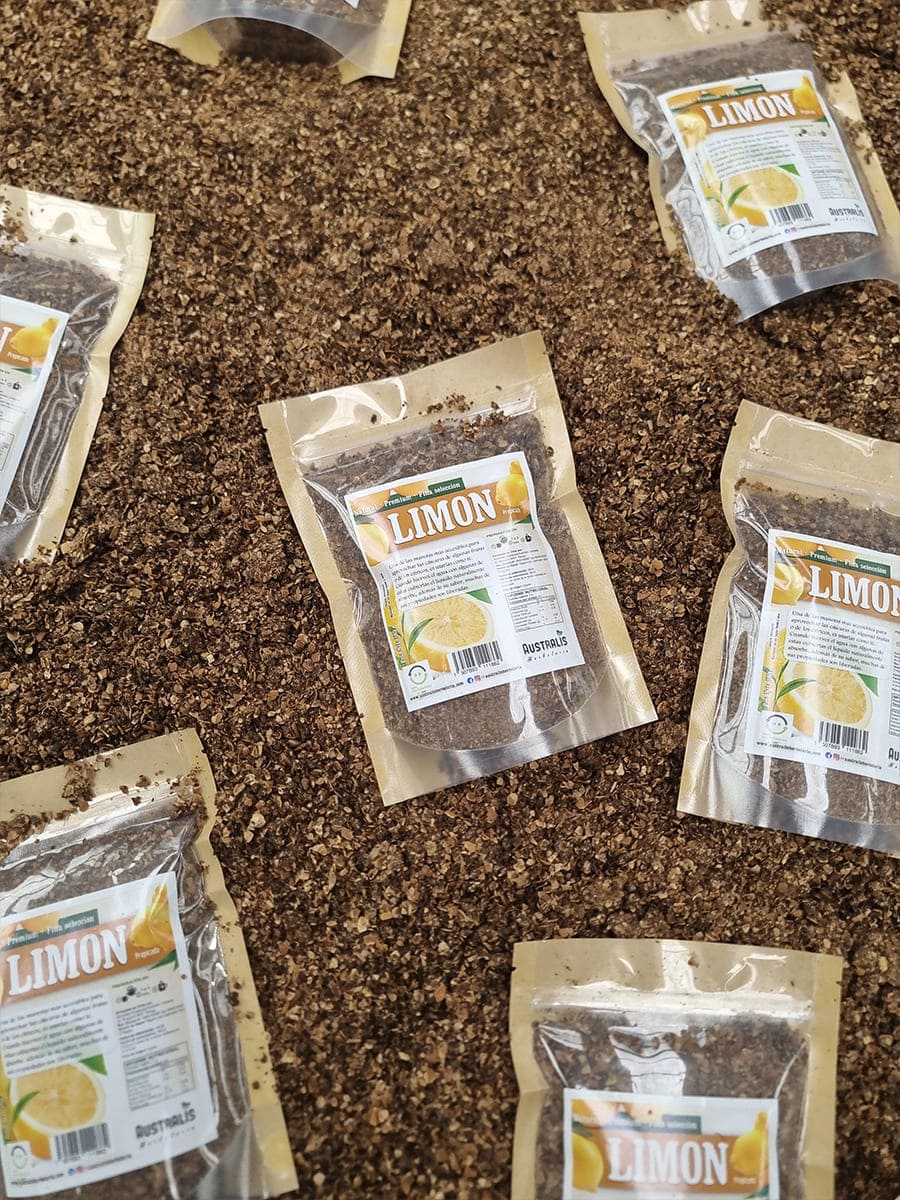 Cáscara seca de limón en partículas pequeñas y deshidratadas