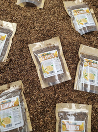Cáscara seca de limón en partículas pequeñas y deshidratadas