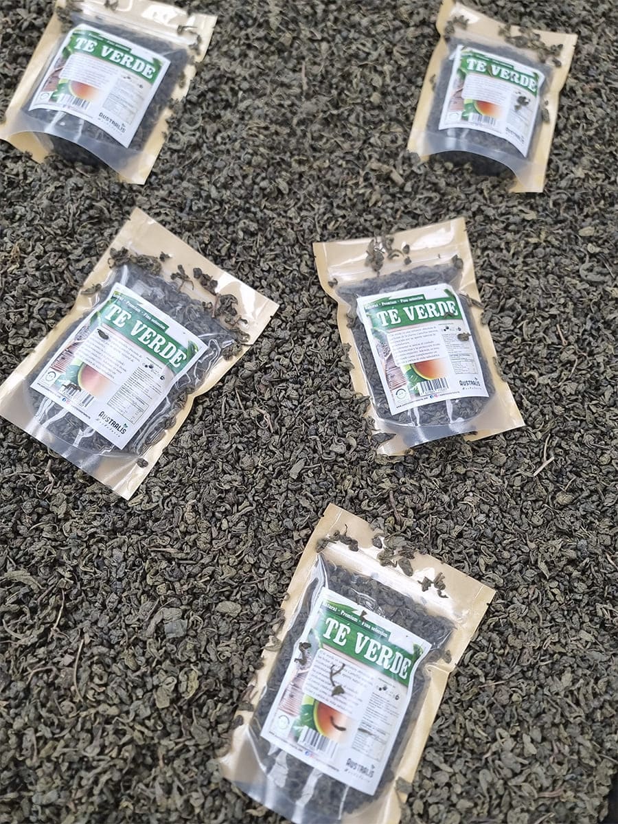 Té verde en hojas listo para infusionar