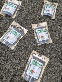 Té verde en hojas listo para infusionar