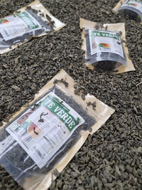 Detalle de hojas secas de té verde