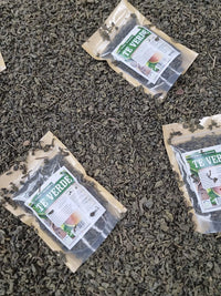 Hojas deshidratadas utilizadas para preparar té verde
