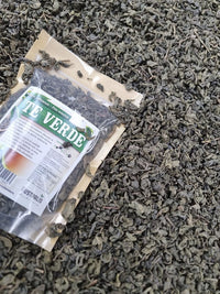 Hojas sueltas de té verde para tetera