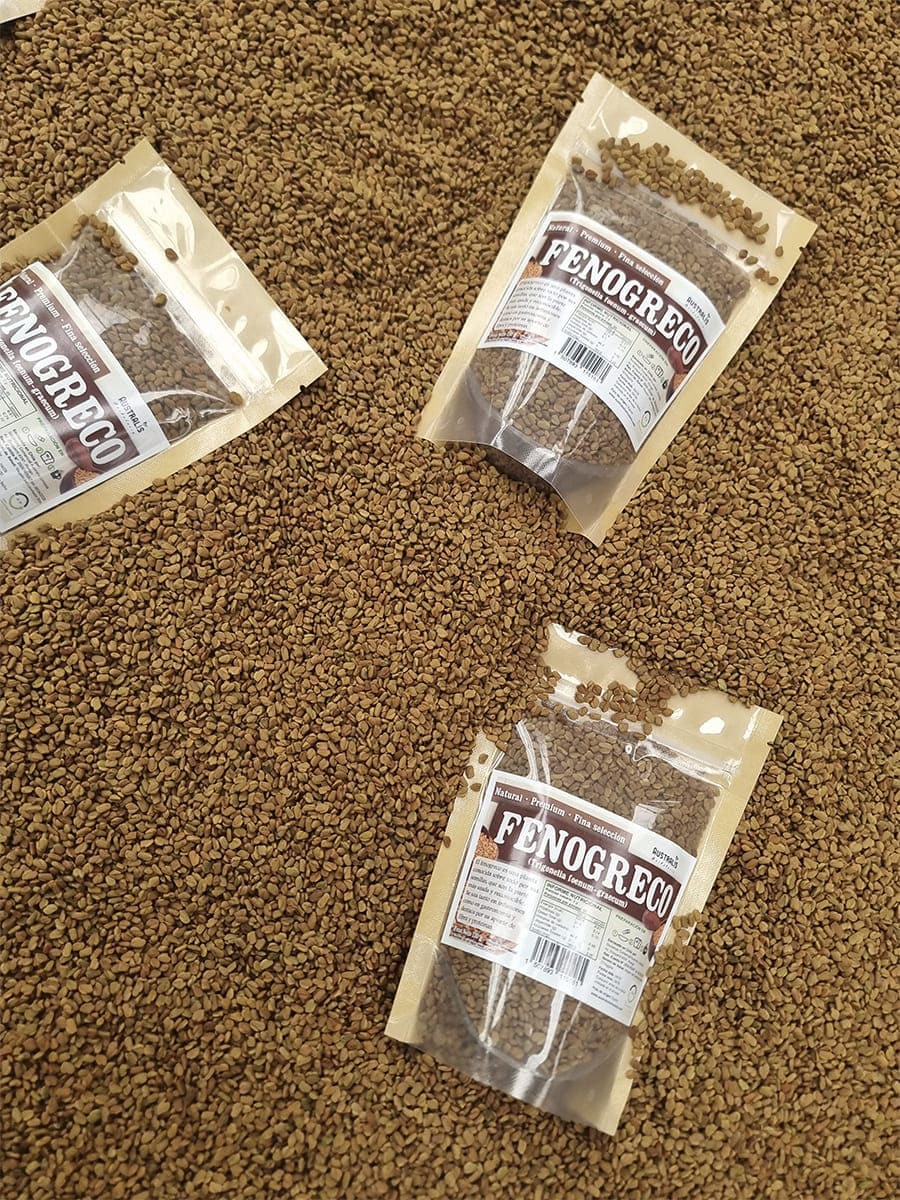Semillas secas de fenogreco utilizadas para favorecer la digestión y el tránsito intestinal