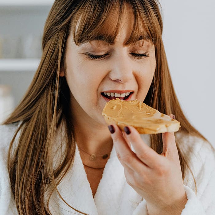 comiendo mantequilla de mani
