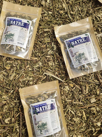 Hierba seca de natre empleada tradicionalmente en estados febriles