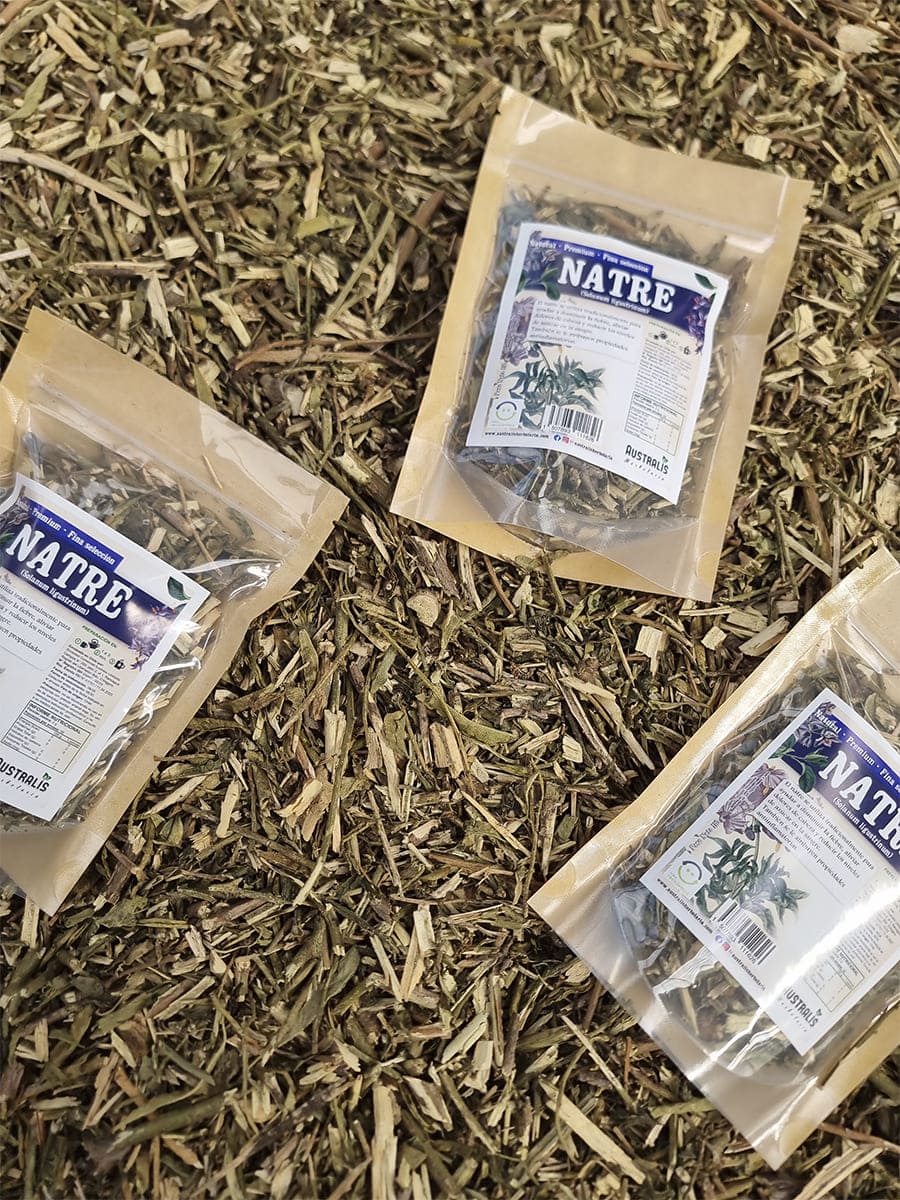 Natre deshidratado utilizado tradicionalmente como hierba febrífuga