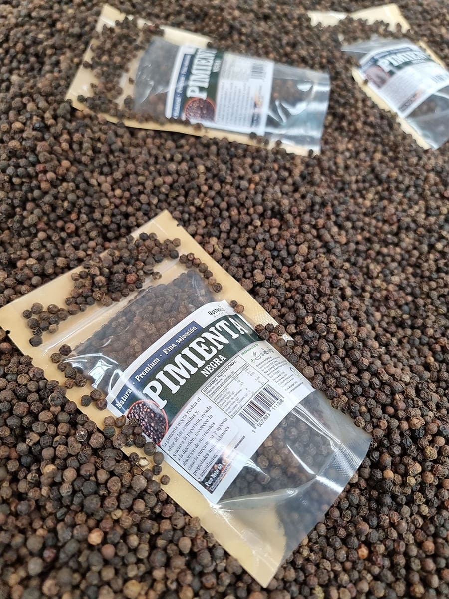 Granos de pimienta negra entera