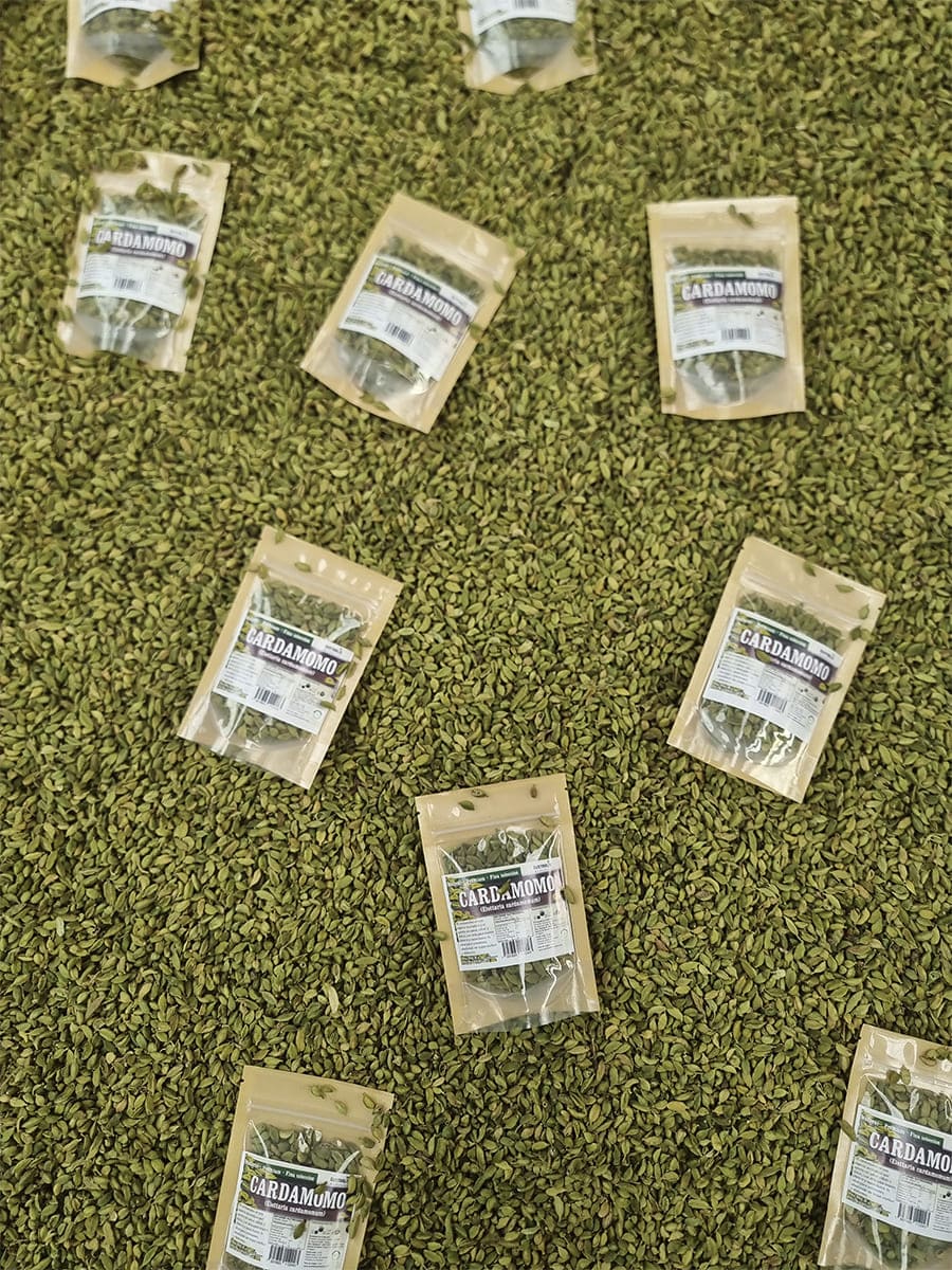 Cardamomo entero verde en vaina con envase de producto natural
