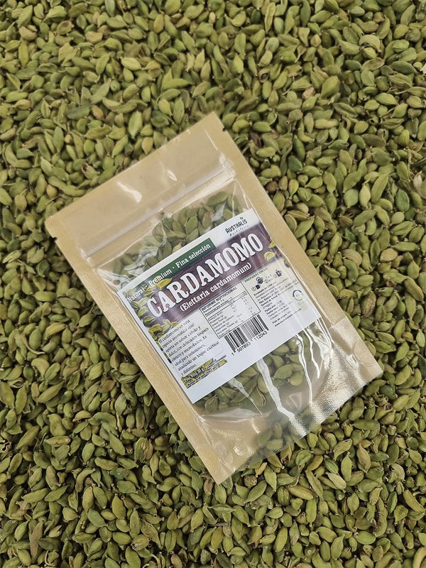 Cardamomo entero aromático en envase sellado para uso culinario