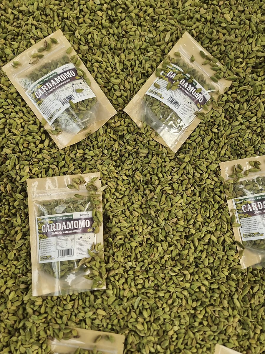 Especia de cardamomo entero verde con aroma intenso y natural