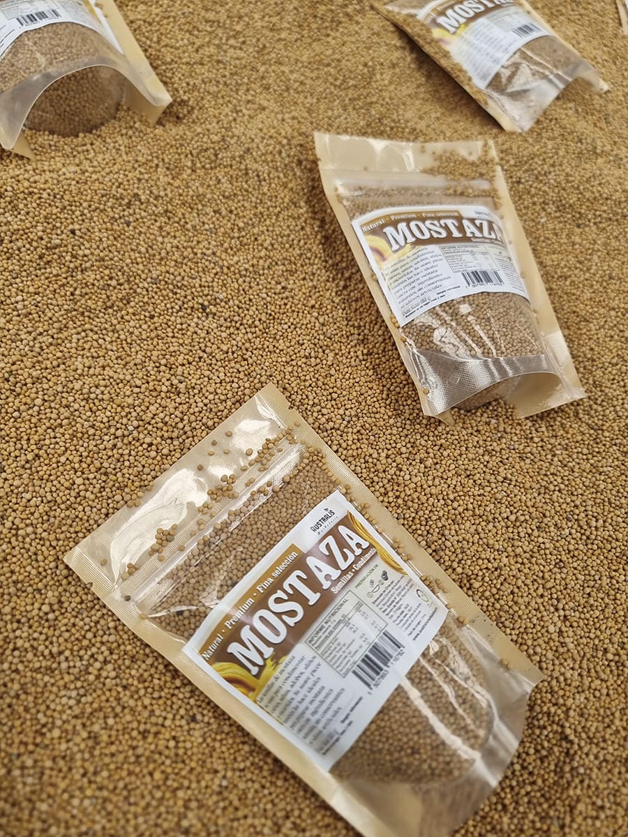 Semillas de mostaza enteras listas para triturar o moler