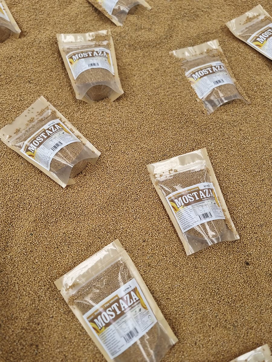 Mostaza en semillas secas con picor suave característico