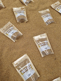 Mostaza en semillas secas con picor suave característico