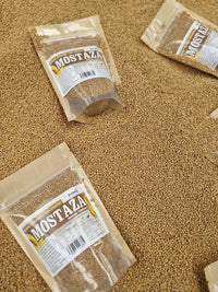 Mostaza en grano entero lista para moler