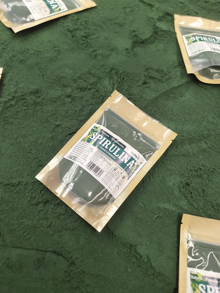 Alga spirulina en polvo fino como superalimento natural