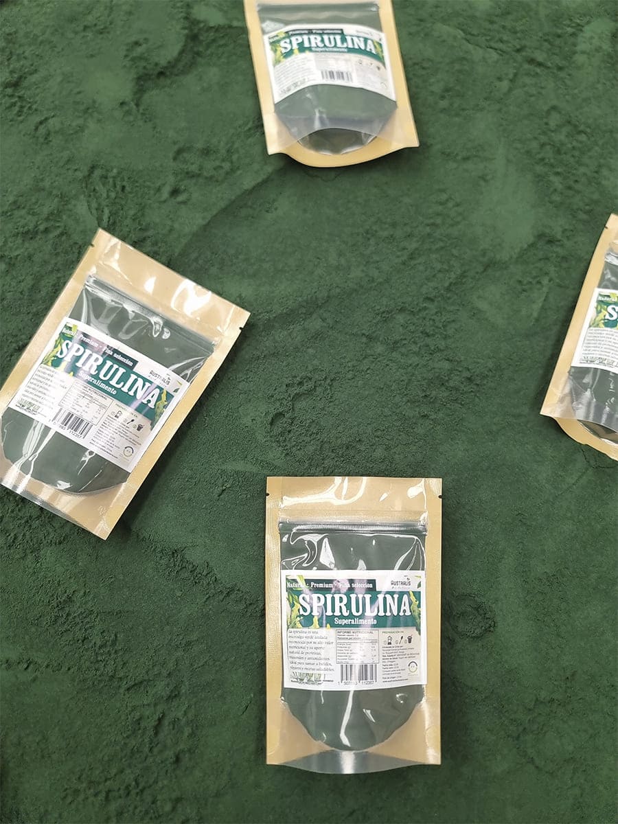Polvo de spirulina verde azulado para mezclar en jugos y smoothies