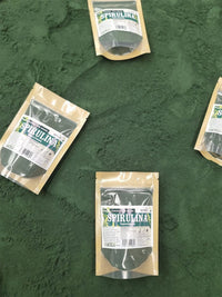 Polvo de spirulina verde azulado para mezclar en jugos y smoothies