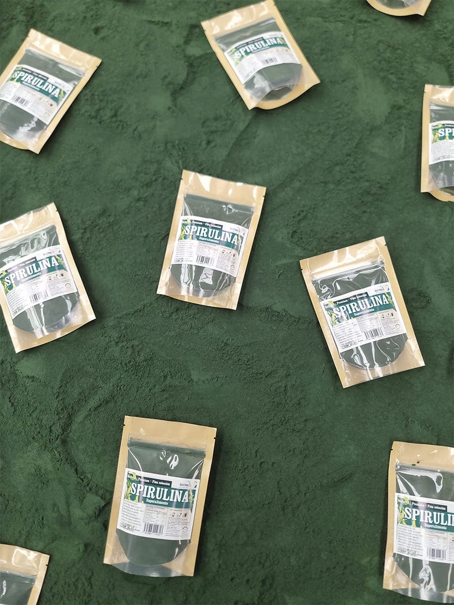 Spirulina natural en polvo presentada a granel para alimentación diaria