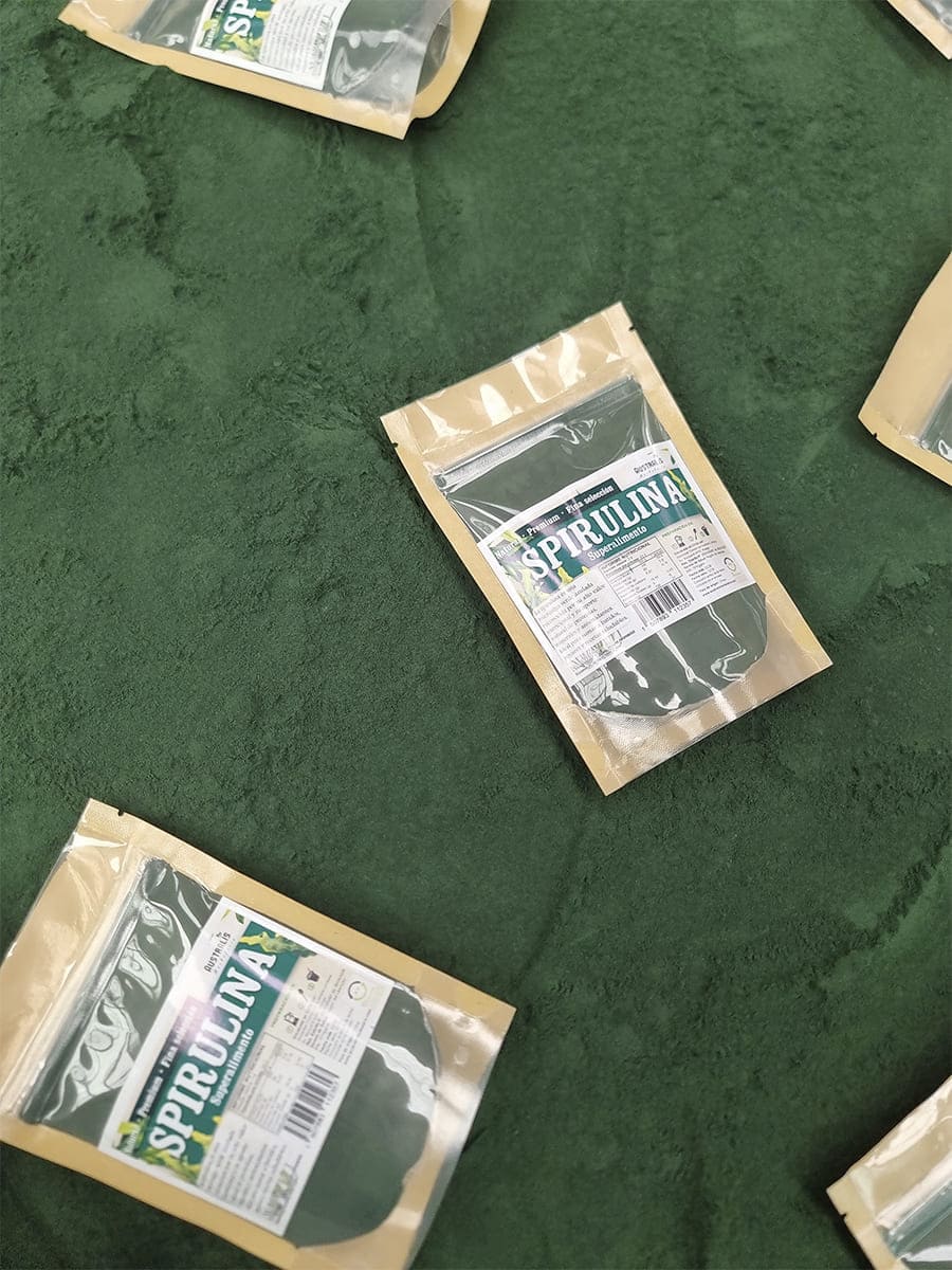 Superalimento spirulina en polvo de textura fina y color verde