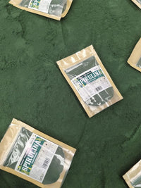 Superalimento spirulina en polvo de textura fina y color verde