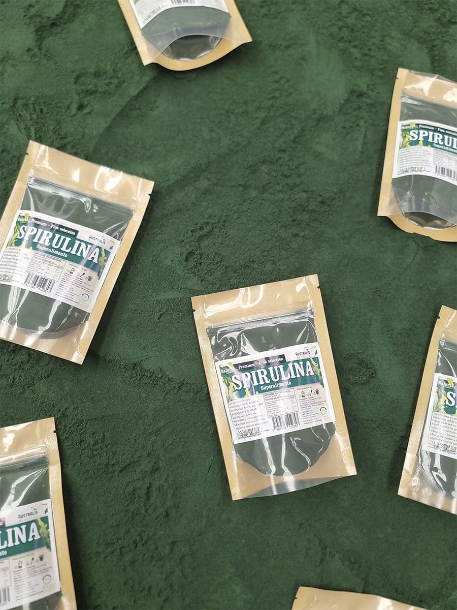 Spirulina alga en polvo natural de color verde intenso
