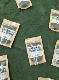 Spirulina alga en polvo natural de color verde intenso