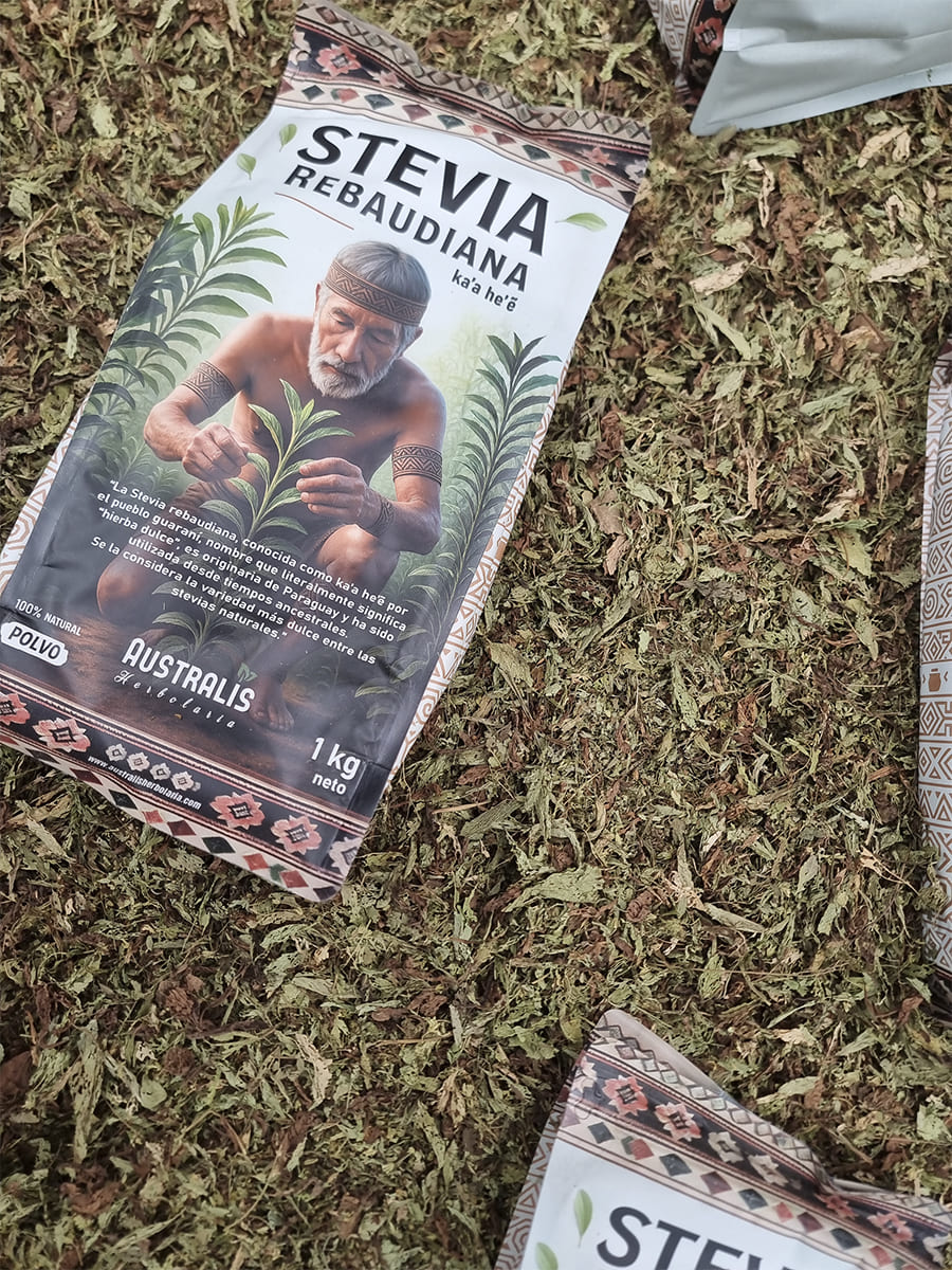 Detalle de textura fina del polvo de hoja de Stevia rebaudiana