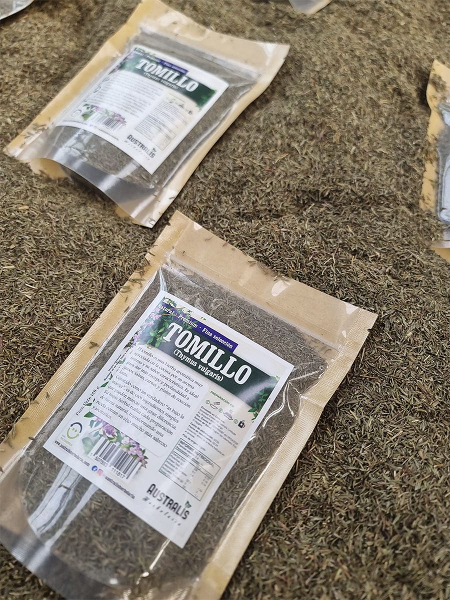 Hierba seca de tomillo con aroma intenso y sabor característico