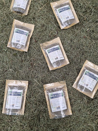 Platero hierba seca natural presentada para preparación de té